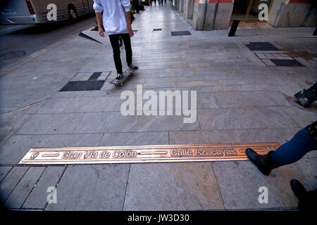 Angabe der Bronze in der Erde bezeichnet Name der Straße Anschlussblöcke zur das Kreuz von Straßen in Granada, Andalusien, Spanien Stockfoto