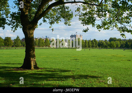 Finsbury Park, North London UK, auf der Suche nach Süden in Richtung Seven Sisters Road Stockfoto