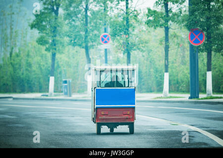 Passagier Rikscha auf der leeren Straße am nebligen Morgen Zeit. Chengdu. China. Stockfoto