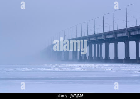 In der Ukraine, Dnepropetrovsk Dnepropetrowsk Region, Stadt, Brücke über den zugefrorenen Fluss Stockfoto