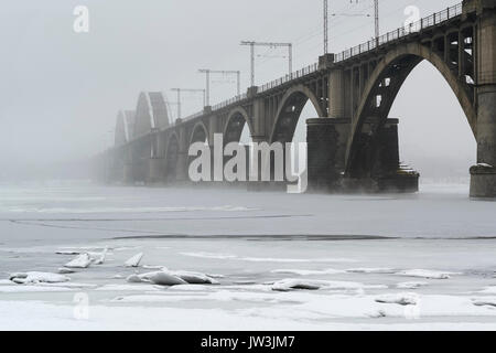 In der Ukraine, Dnepropetrovsk Dnepropetrowsk Region, Stadt, Brücke über den zugefrorenen Fluss Stockfoto