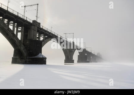 In der Ukraine, Dnepropetrovsk Dnepropetrowsk Region, Stadt, Brücke über den zugefrorenen Fluss Stockfoto