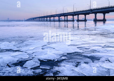 In der Ukraine, Dnepropetrovsk Dnepropetrowsk Region, Stadt, Brücke über den zugefrorenen Fluss Stockfoto