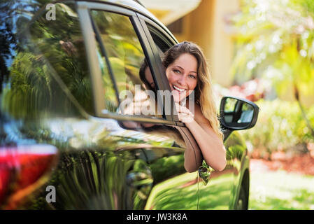 Portrait von einer Frau aus dem Auto Fenster Stockfoto