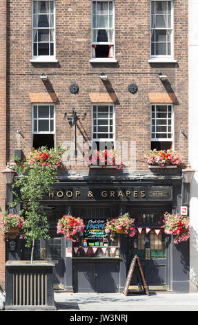 Hoop und Trauben, einem historischen Pub (1721 gegründet) im Farringdon Straße in der City von London, England, Großbritannien Stockfoto