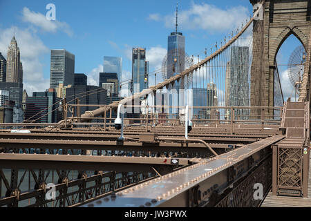 Lower Manhattan und das World Trade Center als aus Brooklyn Brücke aus gesehen Stockfoto