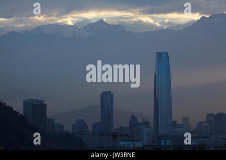 Sky Costanera Wolkenkratzer, Santiago und die Anden, Chile, Südamerika Stockfoto