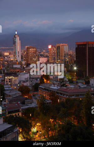 Apartments in der Dämmerung und die Anden, Santiago, Chile, Südamerika Stockfoto