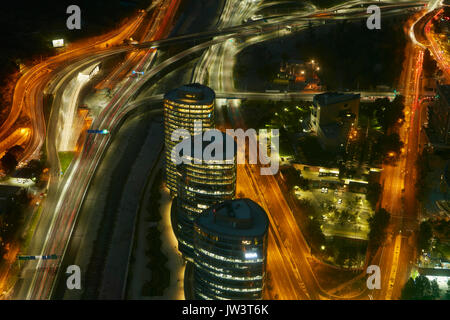 Autobahnen, Mapocho Fluss, und Bürogebäude in der Nacht vom Himmel Costanera Wolkenkratzer, Santiago, Chile, Südamerika Stockfoto