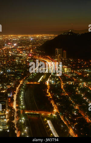 Mapocho Fluss, Providencia und Cerro San Christobal, in der Nacht vom Himmel Costanera Wolkenkratzer, Santiago, Chile, Südamerika Stockfoto