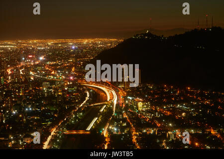 Mapocho Fluss, Providencia und Cerro San Christobal, in der Nacht vom Himmel Costanera Wolkenkratzer, Santiago, Chile, Südamerika Stockfoto