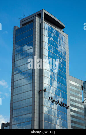 Team des abseilers Reinigung windows auf moderne Gebäude aus Glas, Santiago, Chile, Südamerika Stockfoto