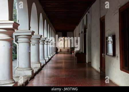 Kreuzgang am Franziskanerkloster in San Francisco Kirche (erbaut 1612), Santiago, Chile, Südamerika Stockfoto