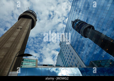 Entel Communications Tower spiegelt sich in moderne Gebäude aus Glas, Santiago, Chile, Südamerika Stockfoto