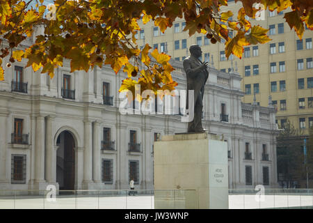 Herbstfarbe & Statue von Arturo Alessandri (ehemaliger Präsident) außerhalb von La Moneda, Plaza de la Ciudadania, Santiago, Chile, Südamerika Stockfoto