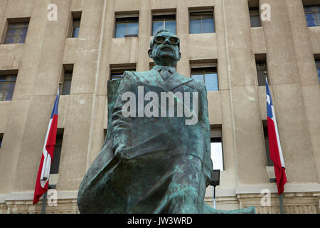 Statue des früheren Präsidenten Salvador Allende, der Plaza de la Constitucion, Santiago, Chile, Südamerika Stockfoto