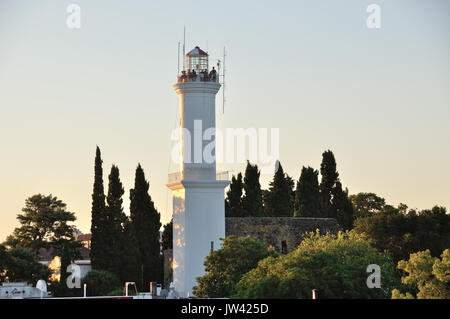 Touristen oben auf dem Leuchtturm in Colonia del Sacramento, Uruguay, bei Sonnenuntergang Stockfoto