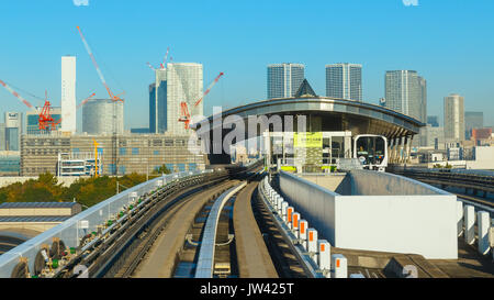 Stadtbild von Yurikamome Zug in Odaiba Bezirk in Tokyo, Japan Stockfoto