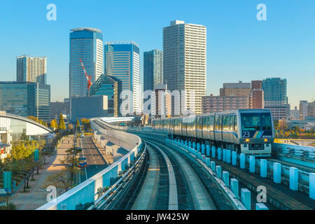 Stadtbild von Yurikamome Zug in Odaiba Bezirk in Tokyo, Japan Stockfoto