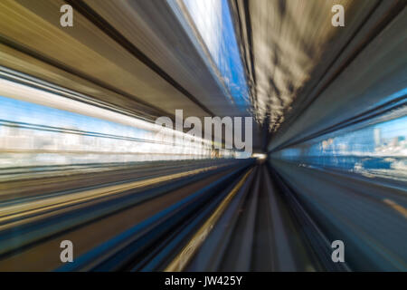 Bewegungsunschärfe der Zug in Bewegung im Tunnel in Odaiba, Tokyo, Japan Tokyo, Japan - 27. NOVEMBER Stockfoto