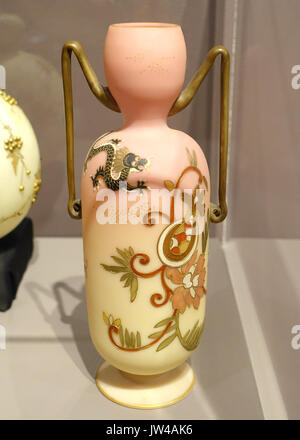 Eine birmanische Vase vom Mt. Washington Glass Company, ca. 1890, mit mundgeblasenem Glas mit aufwändiger bemalter Dekoration. Das Museum befindet sich im Bennington Museum in Vermont und zeigt die Handwerkskunst der damaligen Zeit. Stockfoto
