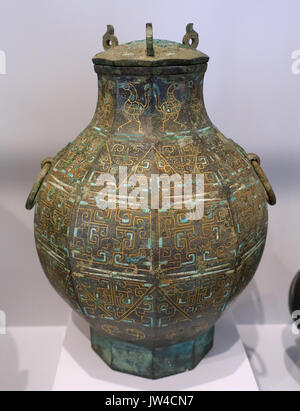 Überdachte Hu Wein Schiff mit Vogel Dekor und Taotie Maske Ring Griffe, China, Warring States, 5. 3. Jahrhundert v. Chr., Bronze, Gold, Türkis Arthur M Sackler Museum, Harvard University DSC00943 Stockfoto