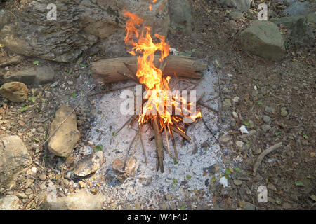 Lagerfeuer am Abend. Stockfoto