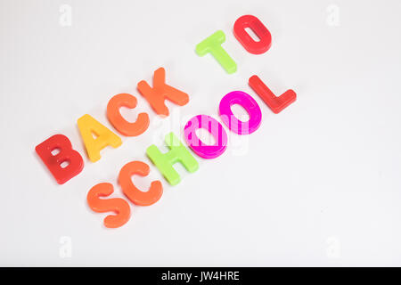 Zurück zu Schule mit bunten Alphabet lernen Buchstaben auf weißem Hintergrund mit Kopie Raum geschrieben. Stockfoto