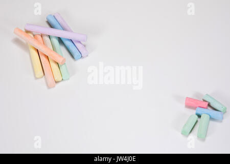 Alten, ausrangierten Zeichnung chalk Sticks und unbenutzt, neue Sticks in eine Alte versus neue konzeptionelle Thema mit weißen kopieren. Stockfoto