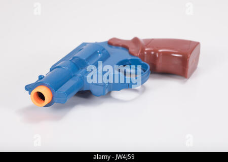 Nahaufnahme von Spielzeug aus Kunststoff Gun Barrel und weißen Hintergrund mit kopieren. Stockfoto
