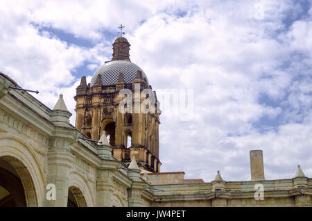 Blick auf das Dach und Turm der Kloster Santo Domingo in Oaxaca, Mexiko Stockfoto