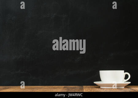 Weiße heiße Tasse Espresso Set auf Holz Textur Oberfläche Stock in blackboard Büro Background mit Ankündigung Bereich für Werbung oder neueste Nachrichten Stockfoto