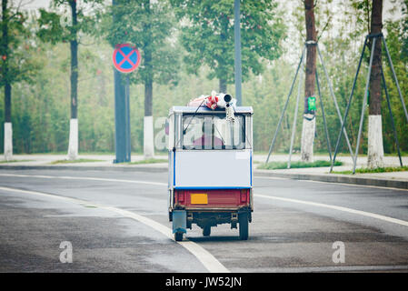 Rikscha auf der leeren Straße am nebligen Morgen Zeit. Chengdu. China. Stockfoto