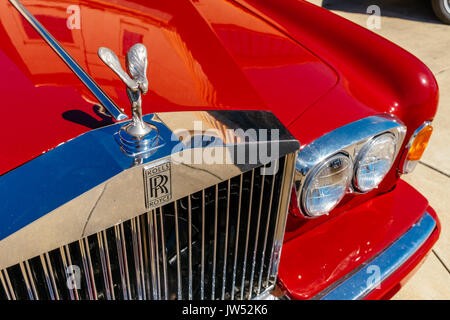 Vorderseite des Rolls Royce mit dem unverwechselbaren Kapuzenverzierung Spirit of Ecstasy. Stockfoto