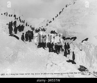 Clearing die Spuren der White Pass & Yukon Railroad nach einem Schneesturm auf dem Gipfel des White Pass, Alaska, 20. März 1899 (HEGG 338) Stockfoto