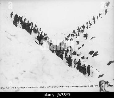 Clearing die Spuren der White Pass & Yukon Railroad nach einem Schneesturm auf dem Gipfel des White Pass, Alaska, 20. März 1899 (HEGG 465) Stockfoto