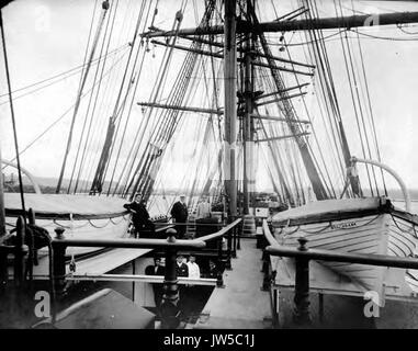 Crew von vier Mast Bark BEECHBANK in der Nähe von Life Boote montiert, Washington, ca 1900 (HESTER 736) Stockfoto