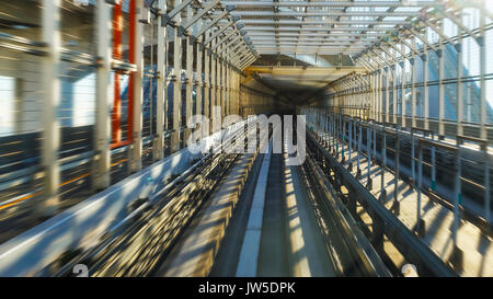Bewegungsunschärfe der Zug in Bewegung im Tunnel in Odaiba, Tokyo, Japan Tokyo, Japan - 27. NOVEMBER Stockfoto