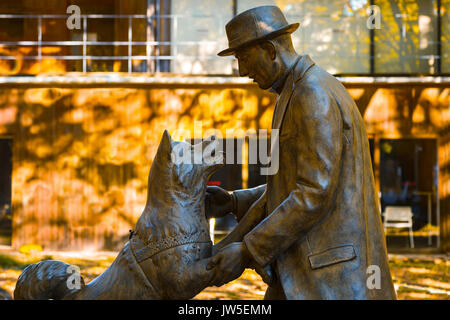 Hachiko mit Dr. Hidesaburo Ueno Statue an der Universität Tokyo, Todai Campus Stockfoto