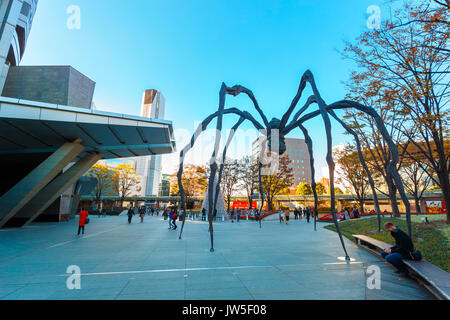 TOKYO, Japan - 28. NOVEMBER 2015: Maman - eine Spinne Skulptur von Louise Bourgeois, an der Basis der Mori Tower Gebäude in Roppongi Hills gelegen Stockfoto