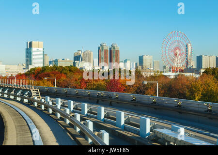 Stadtbild von Yurikamome Zug in Odaiba Bezirk in Tokyo, Japan Stockfoto