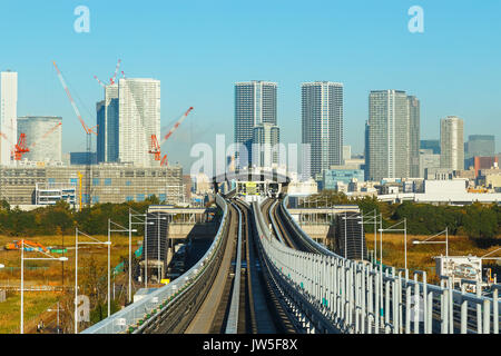 Stadtbild von Yurikamome Zug in Odaiba Bezirk in Tokyo, Japan Stockfoto