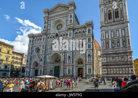 Der Duomo, Florenz Dom und Giottos Campanile in der Piazza del Duomo in der historischen Altstadt von Florenz Italien mit Touristen und Souvenirs stehen Stockfoto