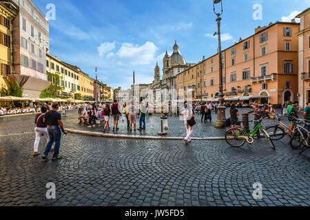 Anstrengenden Nachmittag auf der Piazza Navona in Rom Italien mit Touristen, die Cafes und Aktivitäten Stockfoto