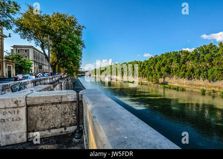 Blick auf den Tiber in Rom Italien an einem späten Nachmittag im frühen Herbst von der Ponte Sisto Stockfoto