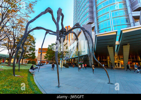 TOKYO, Japan - 28. NOVEMBER 2015: Maman - eine Spinne Skulptur von Louise Bourgeois, an der Basis der Mori Tower Gebäude in Roppongi Hills gelegen Stockfoto