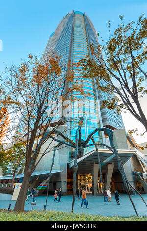 TOKYO, Japan - 28. NOVEMBER 2015: Maman - eine Spinne Skulptur von Louise Bourgeois, an der Basis der Mori Tower Gebäude in Roppongi Hills gelegen Stockfoto