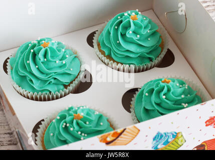 Chocolate Cupcake mit Mousse au Chocolat Creme Sahnehäubchen auf grunge weiß Holz- Hintergrund Stockfoto