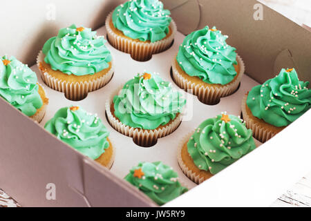 Chocolate Cupcake mit Mousse au Chocolat Creme Sahnehäubchen auf grunge weiß Holz- Hintergrund Stockfoto