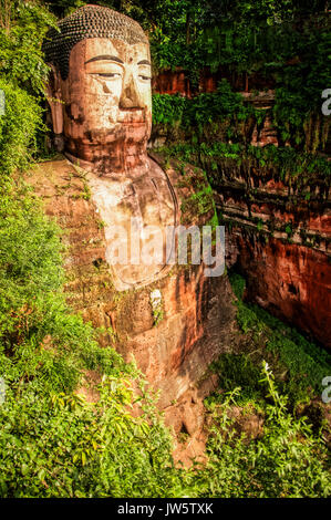 Statue des Sitzenden Buddha von Leshan grüne Laub umgeben, China Stockfoto
